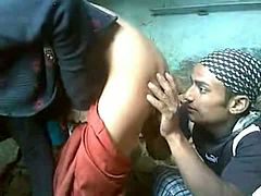 Mumbai worker fucks dirty amateur Indian mature slut missionary