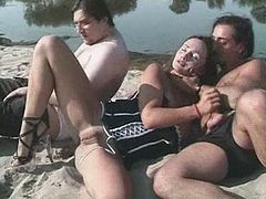 Due guardoni al fiume.