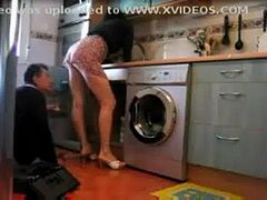 Ama de casa poniendo cachondo al plomero