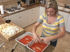 Adorable cutie Bree Olson looks just as sexy without makeup and she cooks